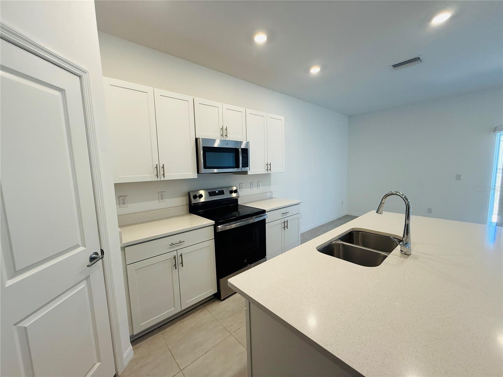 RIVER LNDG PH 2E-2F-3E - Residential Lease