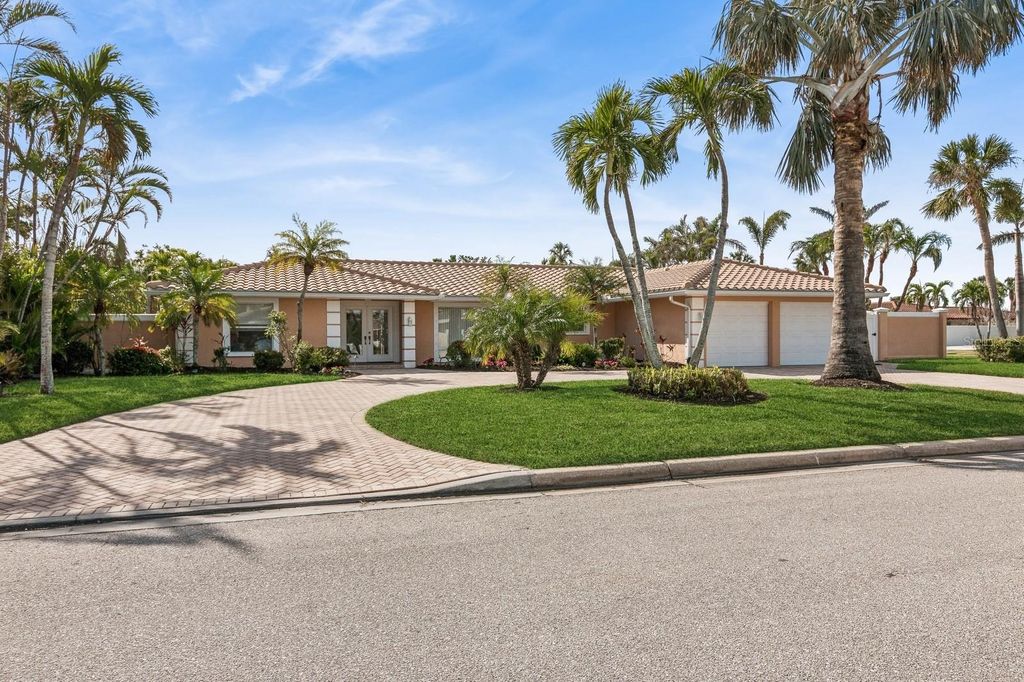 Photo of 531 N Spoonbill Drive, Sarasota, FL 34236 (MLS # A4648559)