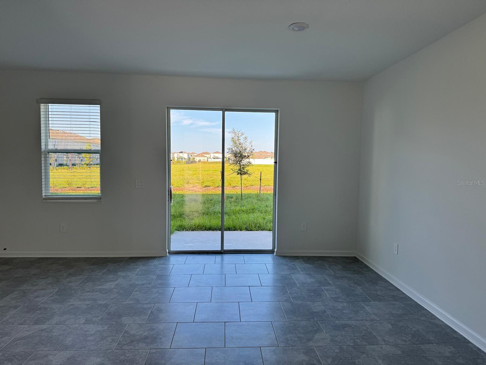 CHATEAU/ASTONIA - Residential Lease