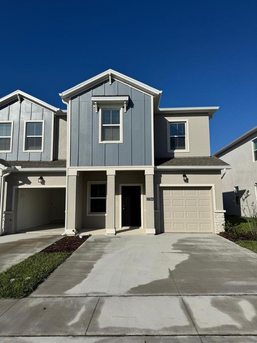 Bienvenido a este moderno y espacioso townhouse nuevo, ubicado en la codiciada comunidad Chateau at Astonia en Davenport. Construido en 2024, esta propiedad ofrece la combinación perfecta de estilo, comodidad y conveniencia.

Con 3 habitaciones, 2 baños completos y 1 medio baño, su diseño de concepto abierto crea un ambiente luminoso y acogedor con abundante luz natural. La moderna cocina está equipada con acabados de calidad, amplio espacio en las encimeras y se integra de manera fluida con el comedor y la sala de estar, creando el espacio ideal tanto para la vida diaria como para recibir invitados. En la planta superior, encontrarás habitaciones de excelente tamaño, incluyendo una cómoda recámara principal diseñada para brindar privacidad y relajación.