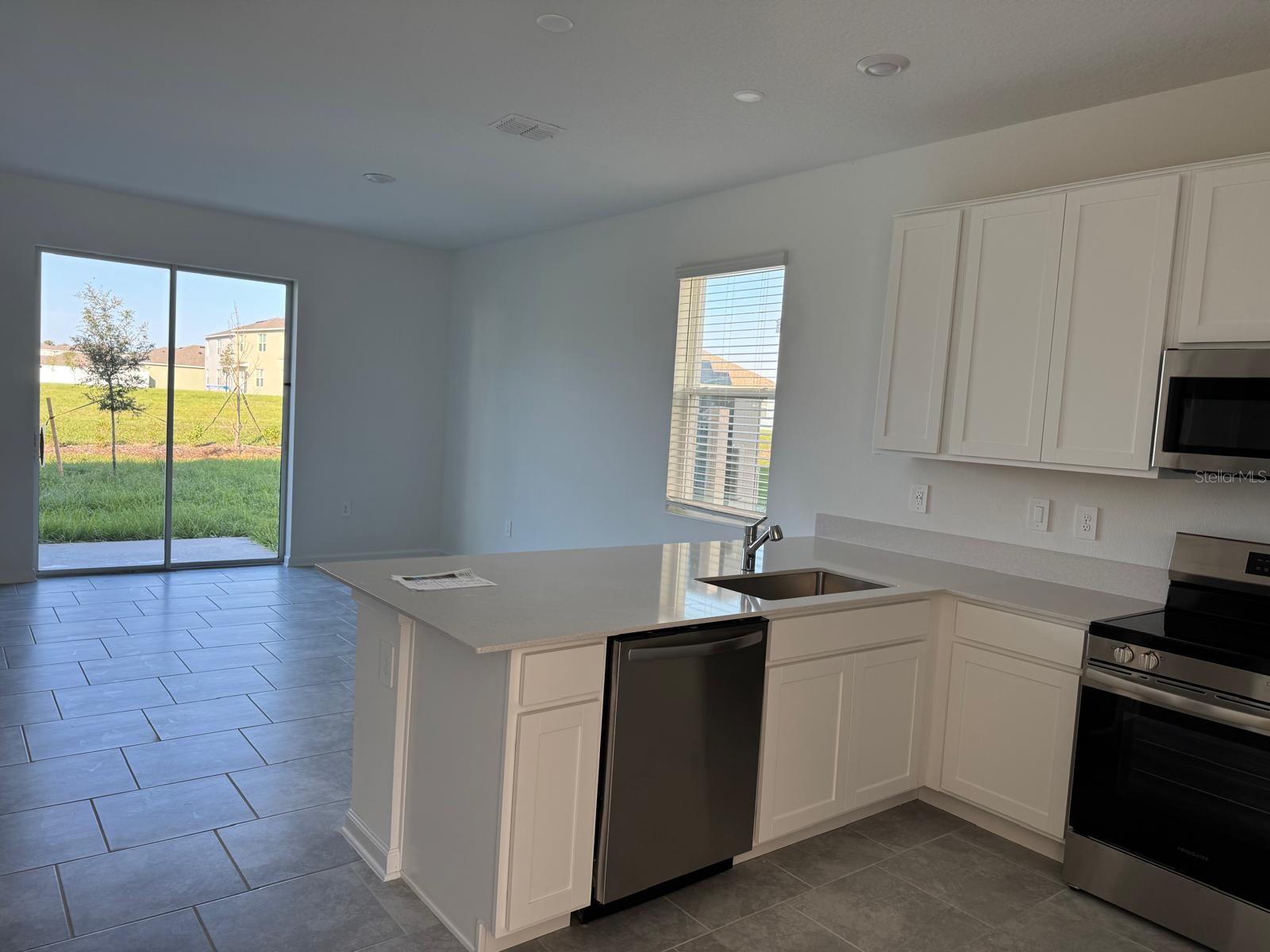 CHATEAU/ASTONIA - Residential Lease