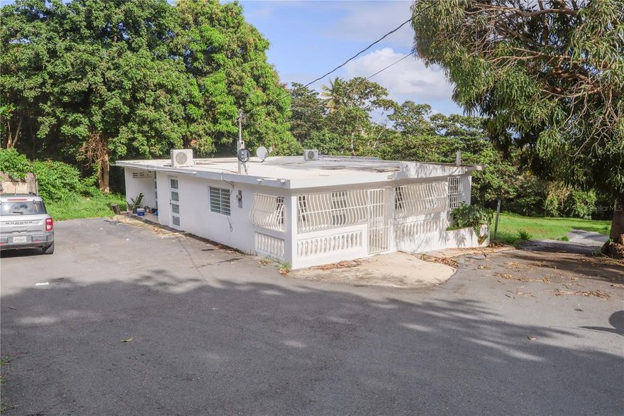 Multi-family property located in the Candelero, just five minutes from the beach, offering a versatile opportunity with ample space and a convenient location. The property features two units, both remodeled, with new PVC kitchens, updated bathrooms, and roof treatment, ready for occupancy or rental. The layout consists of one unit with two bedrooms and two bathrooms, and a second unit with one bedroom and one bathroom. The property sits on approximately half a cuerda of land, providing generous parking space and the potential to build an additional unit, making it suitable for short-term rental use, long-term rental, or future development. This is a ground-level property offering easy access throughout.
Some images include virtual furniture generated by artificial intelligence for visualization purposes. The property is currently empty.