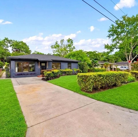 Photo of 605 N Woodlynne Avenue, Tampa, FL 33609 (MLS # O6451761)