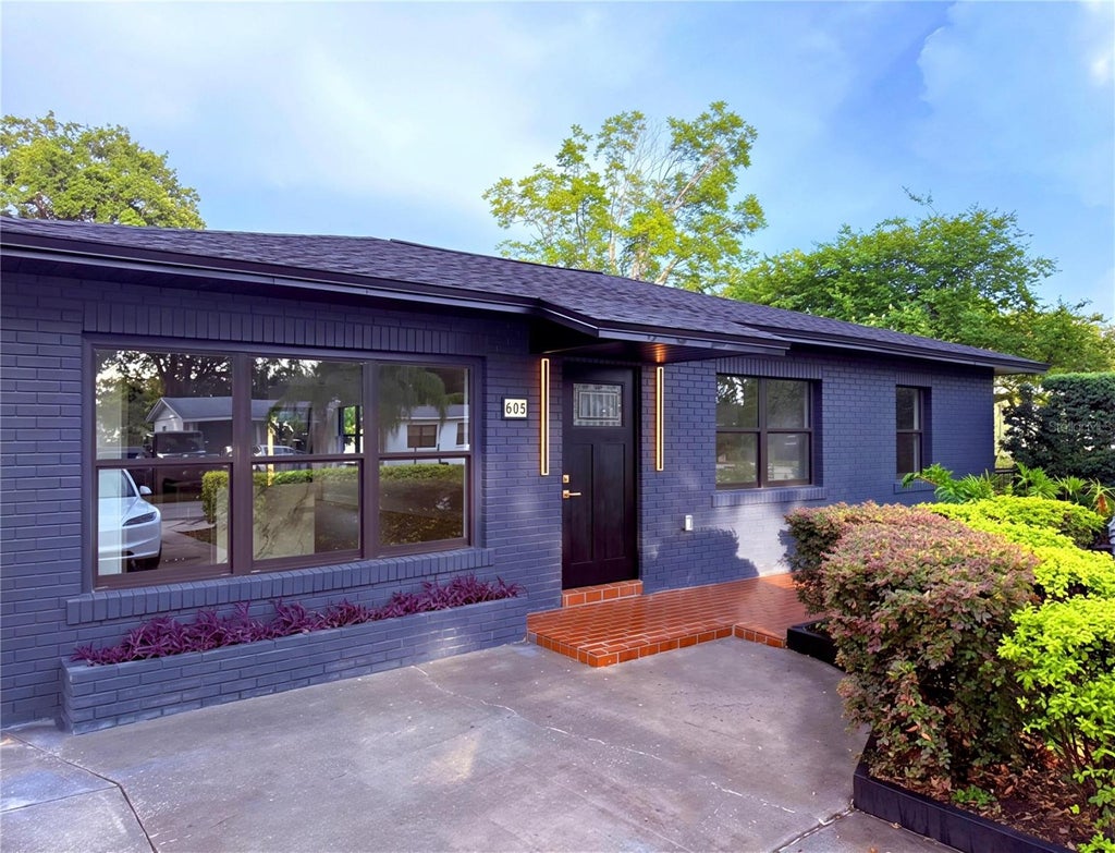Photo of 605 N Woodlynne Avenue, Tampa, FL 33609 (MLS # O6451761)