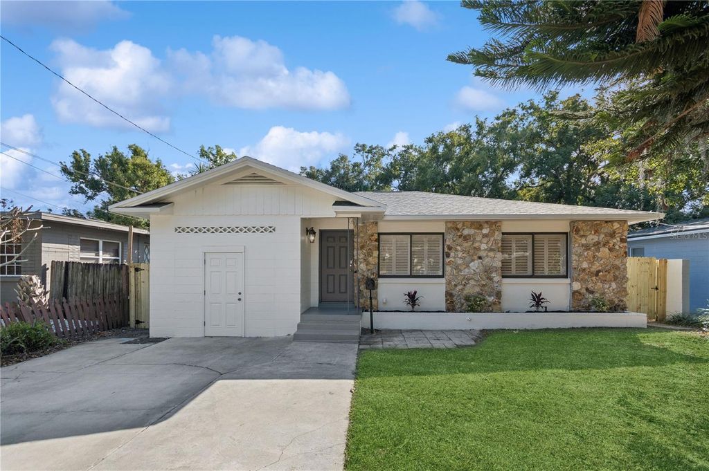 Photo of 1504 E Robinson Street, Orlando, FL 32801 (MLS # O6271788)