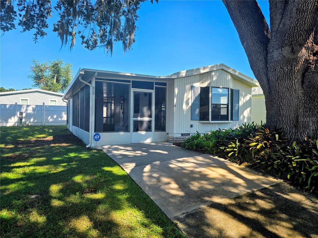 Photo of 615 NE Cottage Park Lane, Leesburg, FL 34748 (MLS # OM710883)