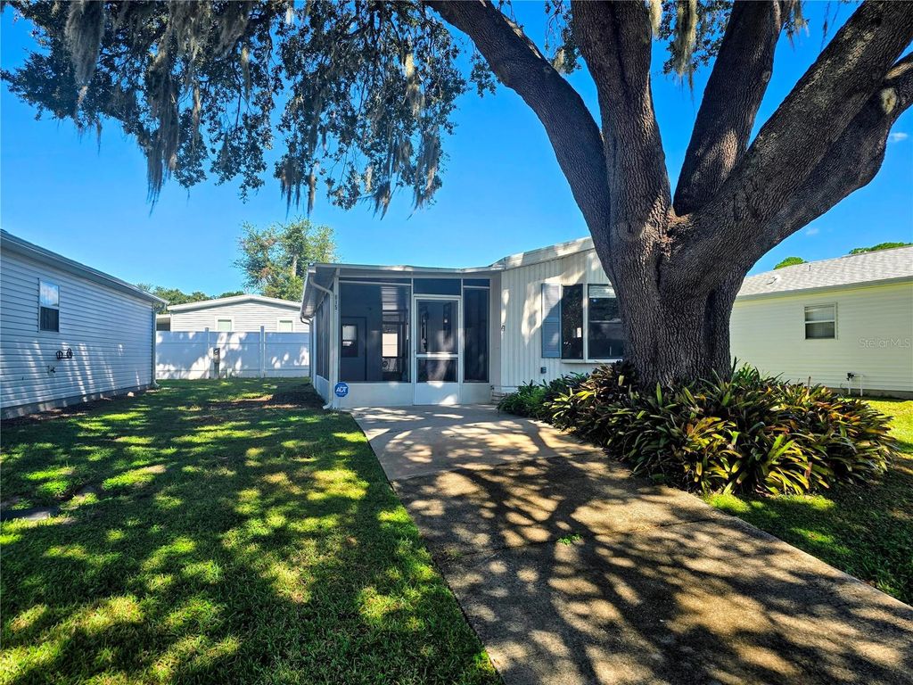 Photo of 615 NE Cottage Park Lane, Leesburg, FL 34748 (MLS # OM710883)