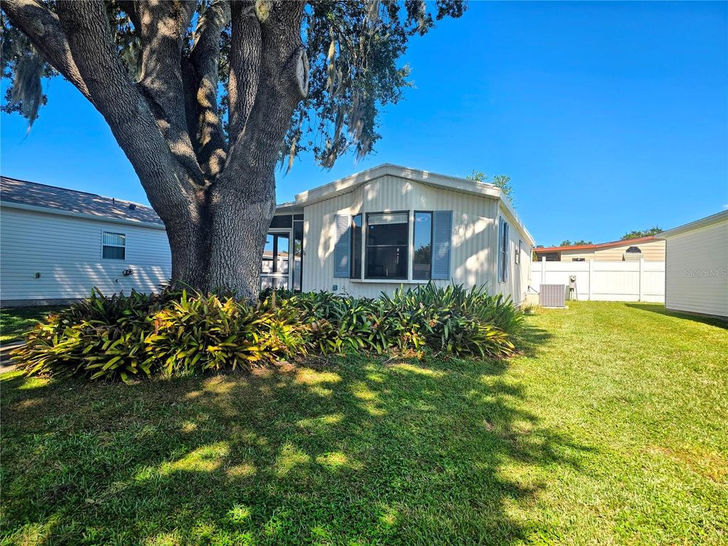 Photo of 615 NE Cottage Park Lane, Leesburg, FL 34748 (MLS # OM710883)