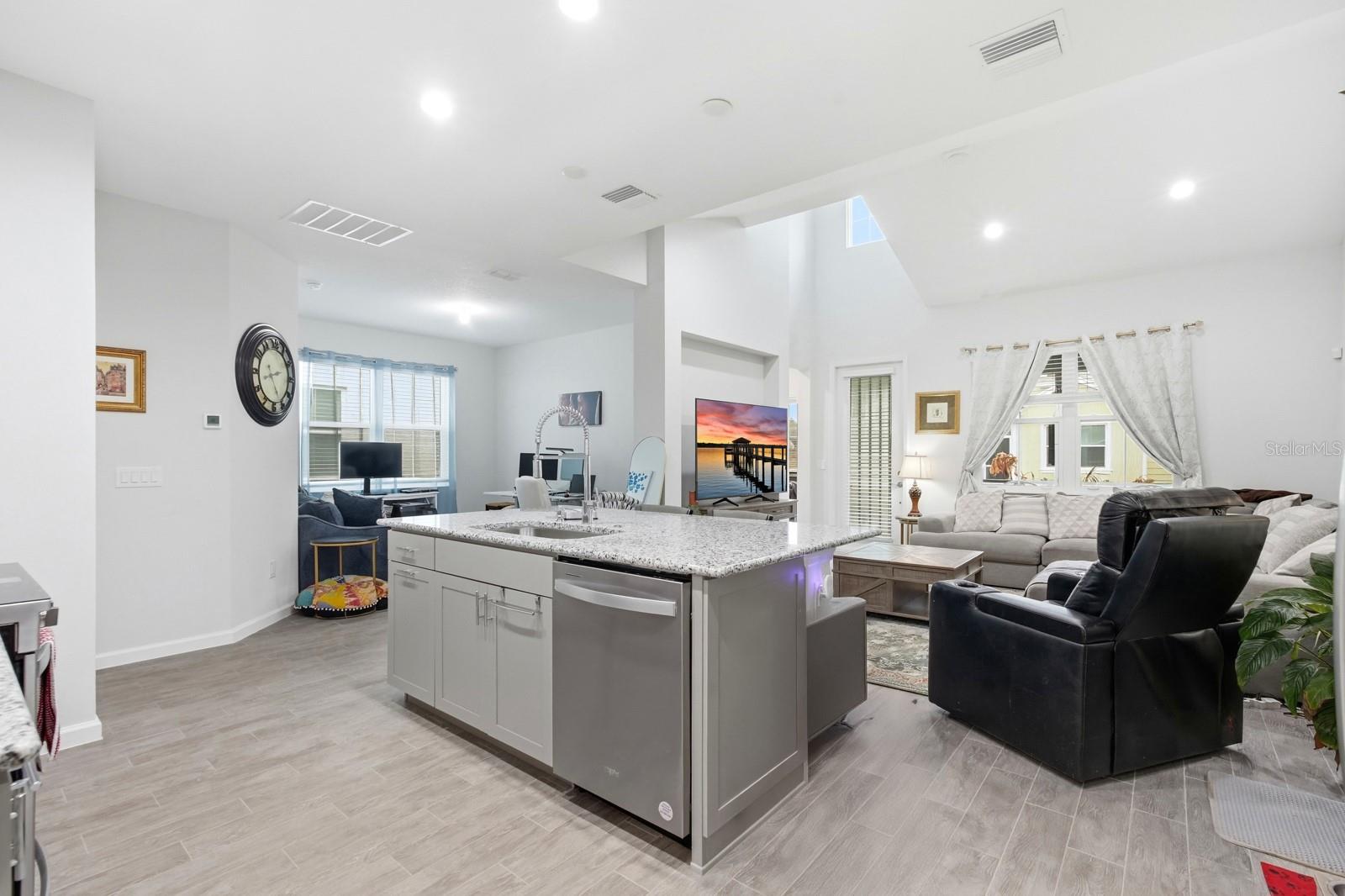 LATITUDE/DAYTONA BEACH CLOAR - Residential