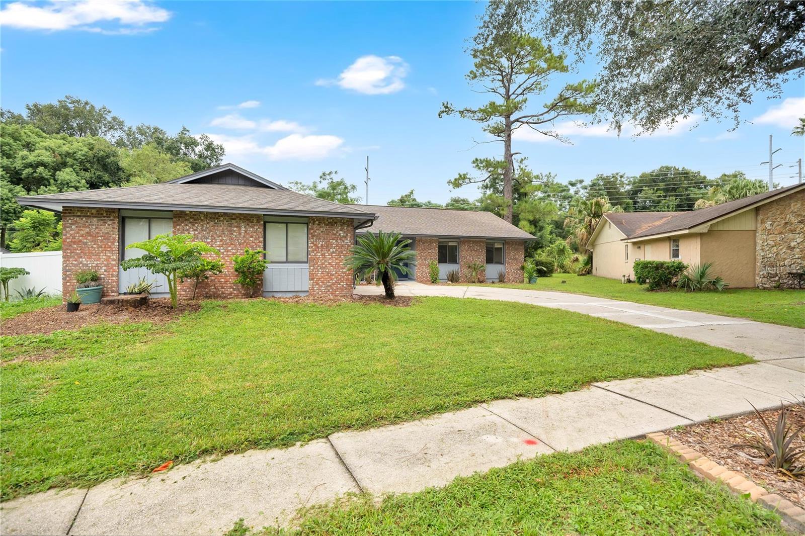 867 BENCHWOOD DRIVE