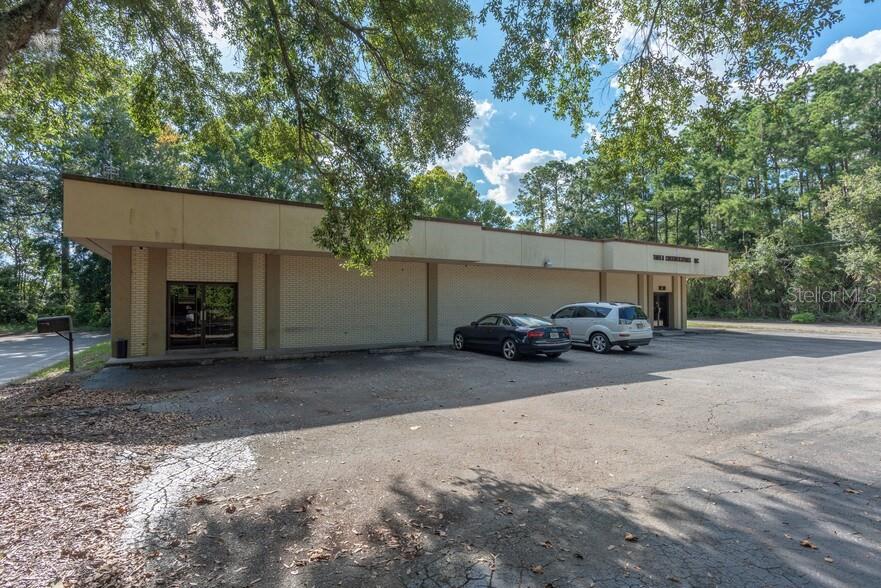 MCCOYS COMM CENTER - Commercial Lease