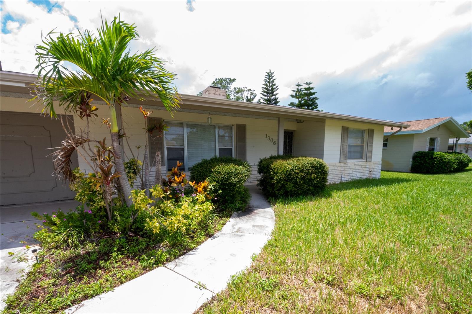 1306 GOLFVIEW DRIVE