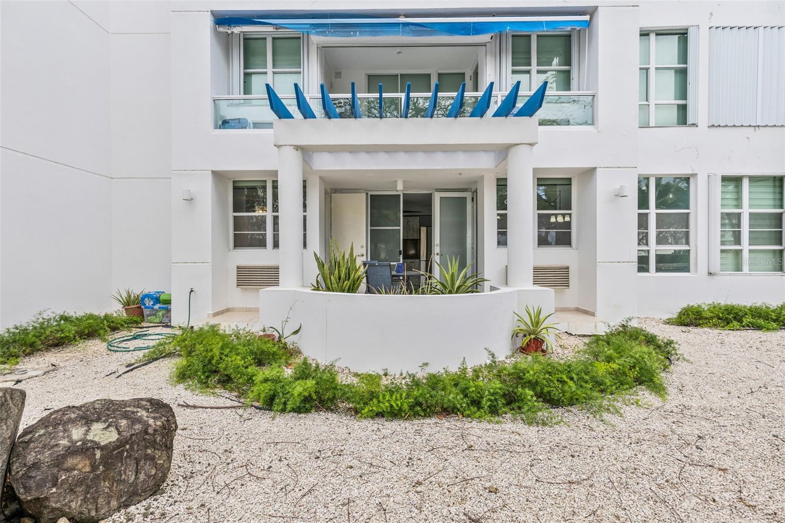Oceanfront condo located in the gated community of Ocean Club at Seven Seas, Fajardo, PR. Unit AW-102 features 3 bedrooms, 2 bathrooms, 1,305 sq.ft. of living space, and direct access to a private beach. Amenities include resort-style pools, tennis, basketball and volleyball courts, clubhouse, 24/7 security, and more. HOA does not allow short-term rentals. Mortgage cancellation was recorded on July 16, 2024 (Finca 20186, Catastro 121-000-005-88-075). Ideal for full-time residence, second home or long-term investment.