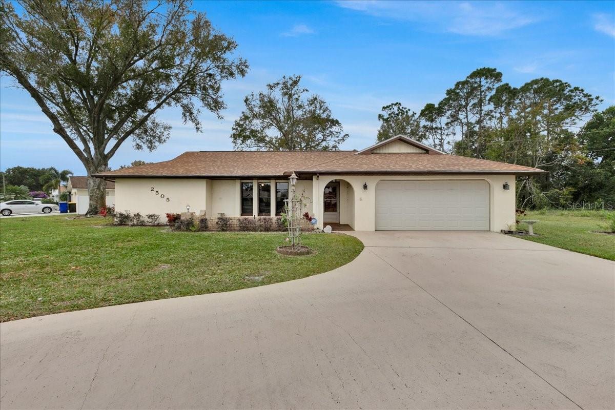 PRICE IMPROVEMENT: - Welcome to 2505 Jackson Heights Drive, an updated charming and spacious home located in the heart of Sebring, Florida. This well-maintained property features 3 bedrooms & 2 bathrooms. The open floor plan and ample natural light make this home perfect for entertaining or simply enjoying everyday living. The large backyard offers plenty of space for outdoor activities and relaxation. Conveniently located near downtown Sebring & Lake Jackson. Don't miss the opportunity to make this house your new home! Irrigation System keeps your yard looking good all year long!
Updates Include: Roof=2022, AC=2020, Updated Bathrooms=2022, New Flooring & Painting=2023,Trees Trimmed=2023, Irrigation Updated to 8 Zones = 2023