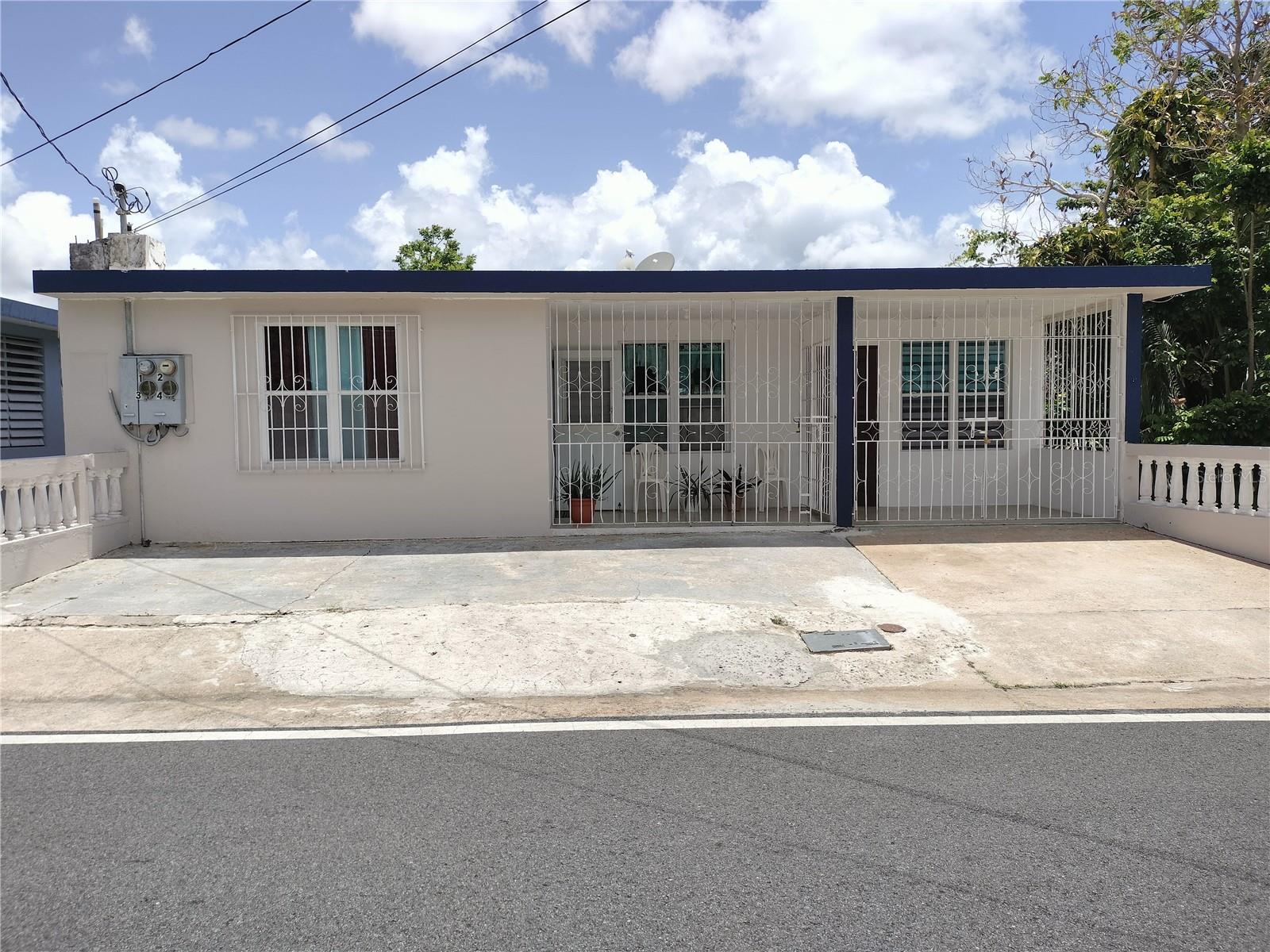 Investment opportunity with a multi-family property! We present this excellent property with four apartments, a total of nine bedrooms and four bathrooms, located in an easily accessible area with high rental demand, ideal for generating income from day one. The property is currently generating rent, making it a strategic purchase for investors seeking immediate returns. It also has a basement used as storage, convertible into a fifth apartment with two bedrooms and one bathroom. Your future of passive income starts here.