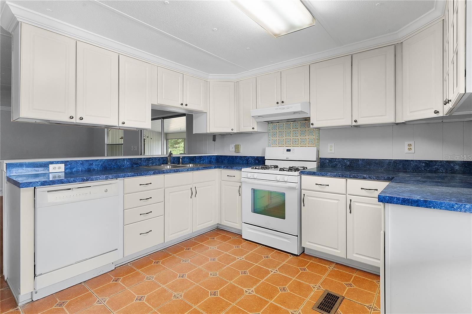 LADY LAKE OAK GROVE MOBILE HOME UNIT 01 - Residential