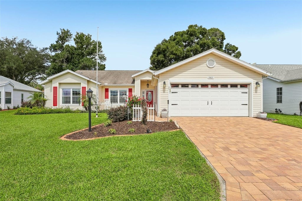 Photo of 25121 Meriweather Road, Leesburg, FL 34748 (MLS # G5117620)