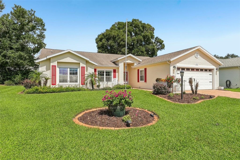 Photo of 25121 Meriweather Road, Leesburg, FL 34748 (MLS # G5117620)