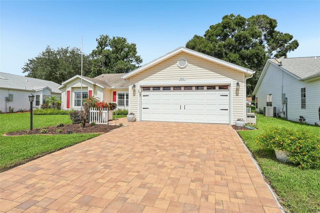 Photo of 25121 Meriweather Road, Leesburg, FL 34748 (MLS # G5117620)