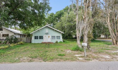 Photo of 515 W Cummings Street, Lake Alfred, FL 33850 (MLS # P4938536)