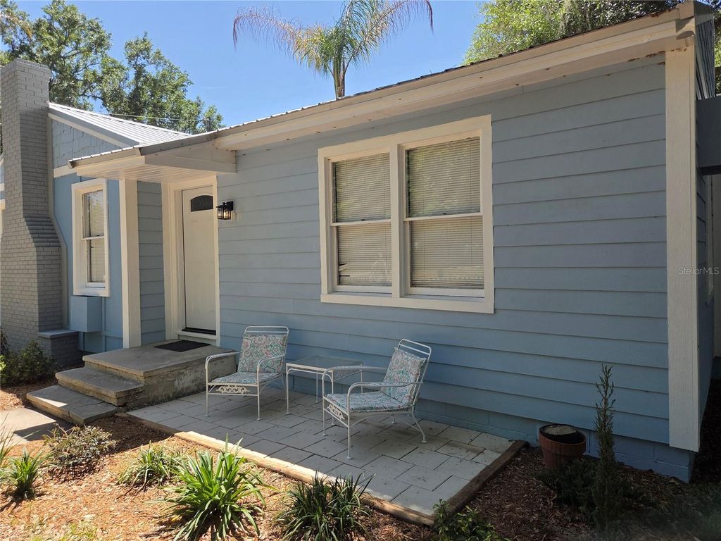 Photo of 112 S Dixie Avenue, Fruitland Park, FL 34731 (MLS # G5111317)