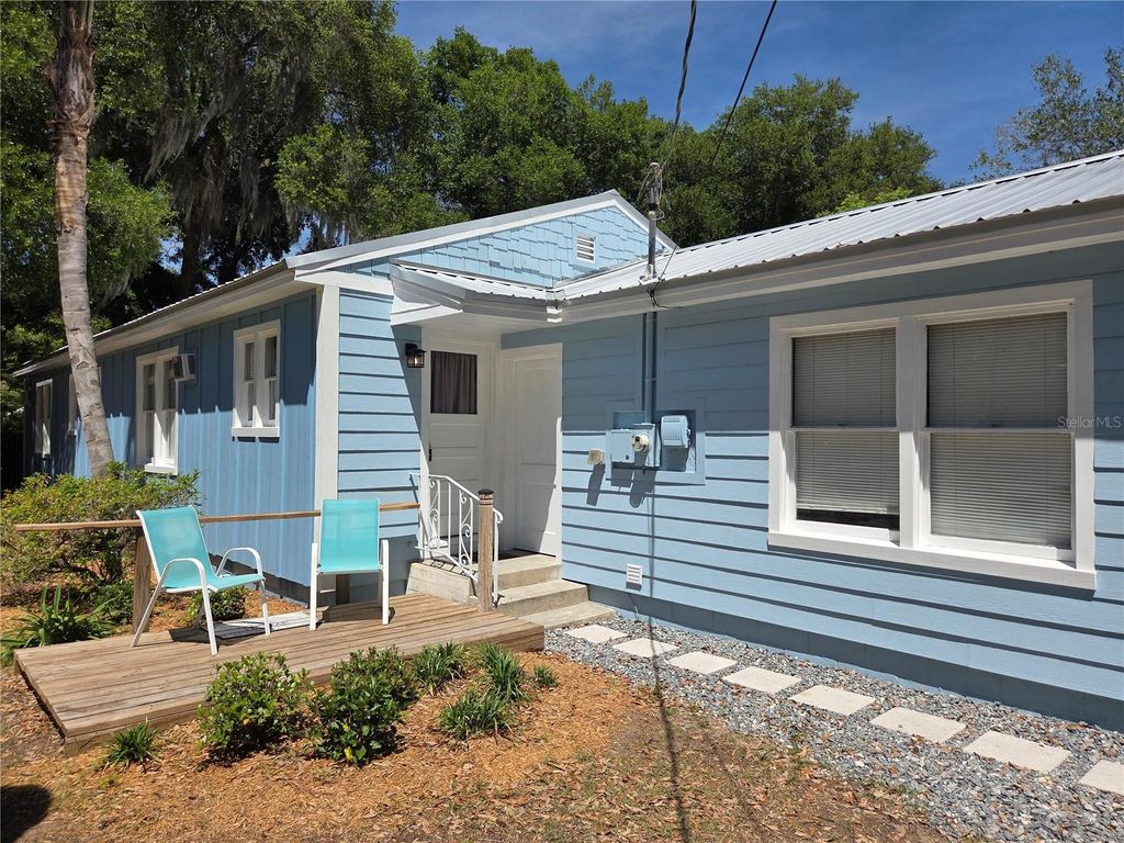 Photo of 112 S Dixie Avenue, Fruitland Park, FL 34731 (MLS # G5111317)