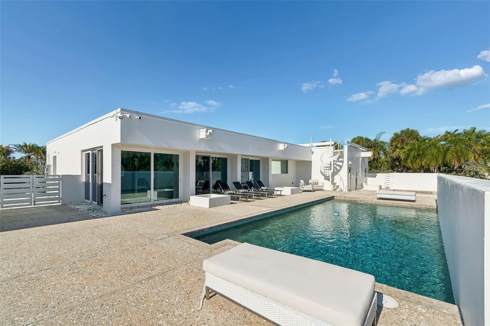 SANDERLING CLUB - Residential