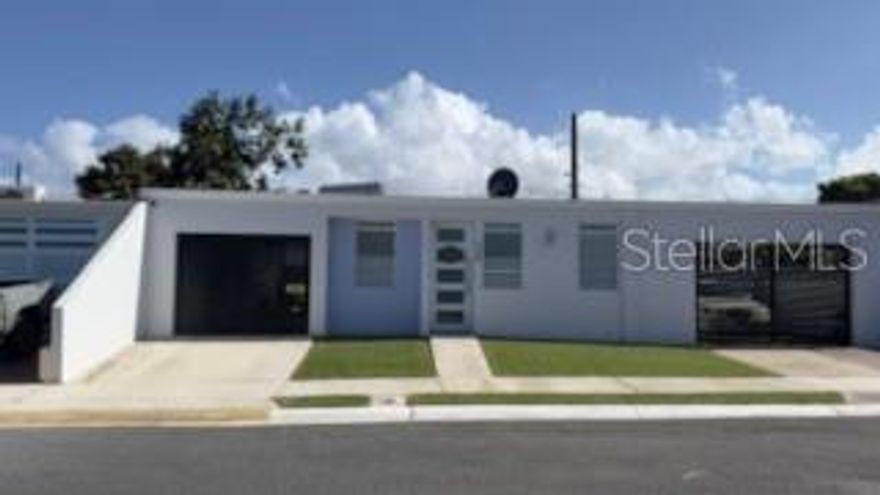 Discover this excellent opportunity with Prestige Realty: a beautiful corner property in Cataño in excellent condition, ideal for comfortable and secure living in a prime location. This residence features 3 spacious bedrooms, 1 bathroom, living room, kitchen, and dining area with a functional layout, offering approximately 900 square feet of construction on a 309-square-meter lot—perfect for family living. The home is fully fenced with metal gates and security bars, and includes an electric motor for the carport gate. The carport also offers a convenient storage closet and an extended galvalume roof for added protection and versatility. Air conditioning units are installed in the living room and the primary bedroom for enhanced comfort. Its strategic location places it near the Bacardí Distillery, Fort Buchanan, and just minutes from Plaza Las Américas and Plaza Río Hondo, as well as close to the Cataño Ferry Terminal and the town’s urban center, with easy access to main roads, shops, and restaurants. This move-in-ready property is a fantastic opportunity you don’t want to miss.