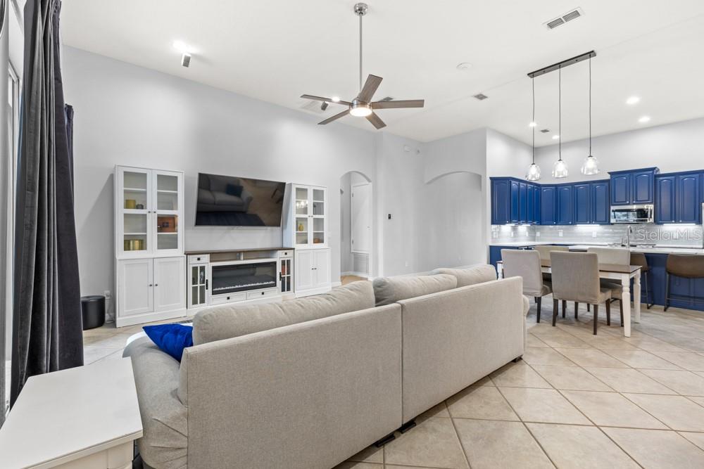 CARRIAGE POINTE - Residential