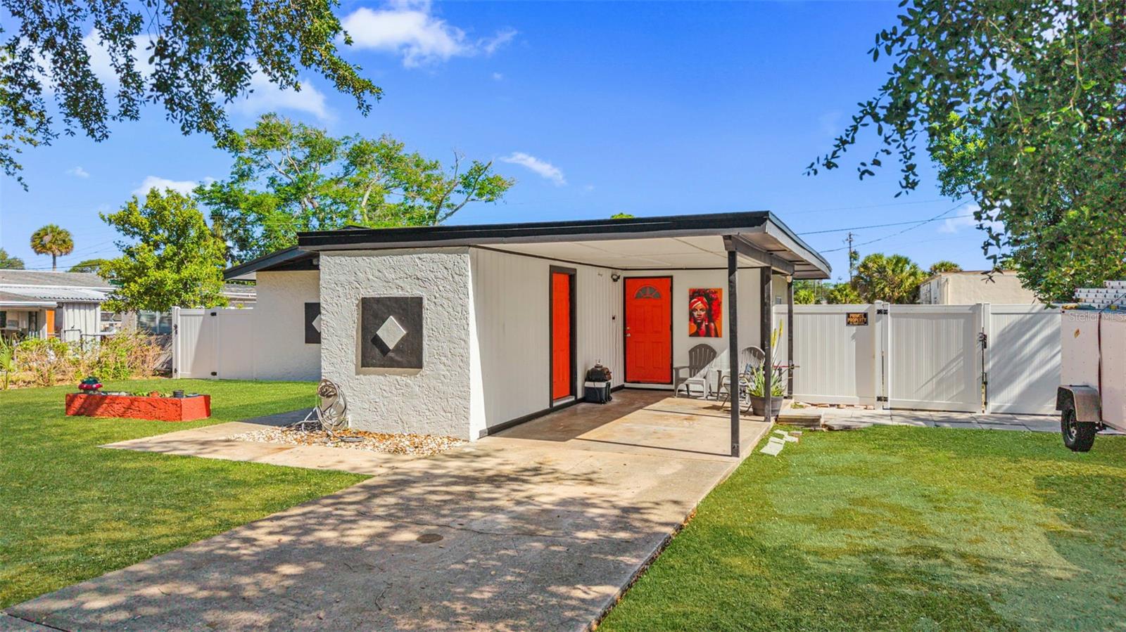 1042 W HILLCREST DRIVE