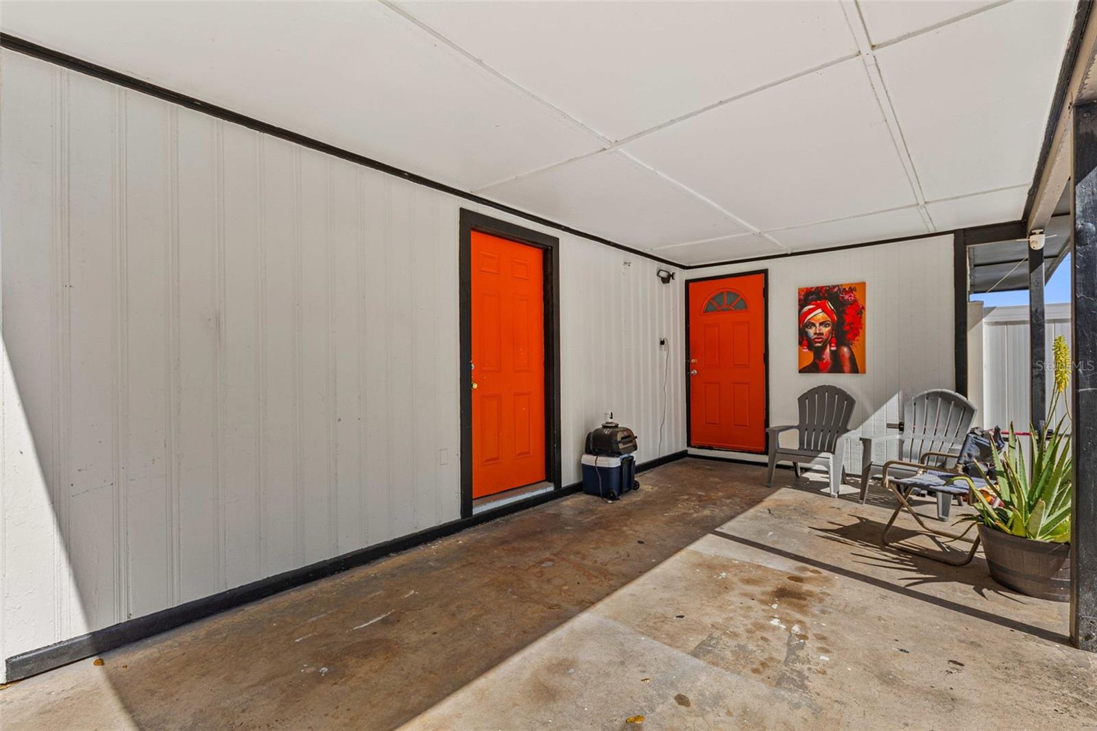 1042 W HILLCREST DRIVE