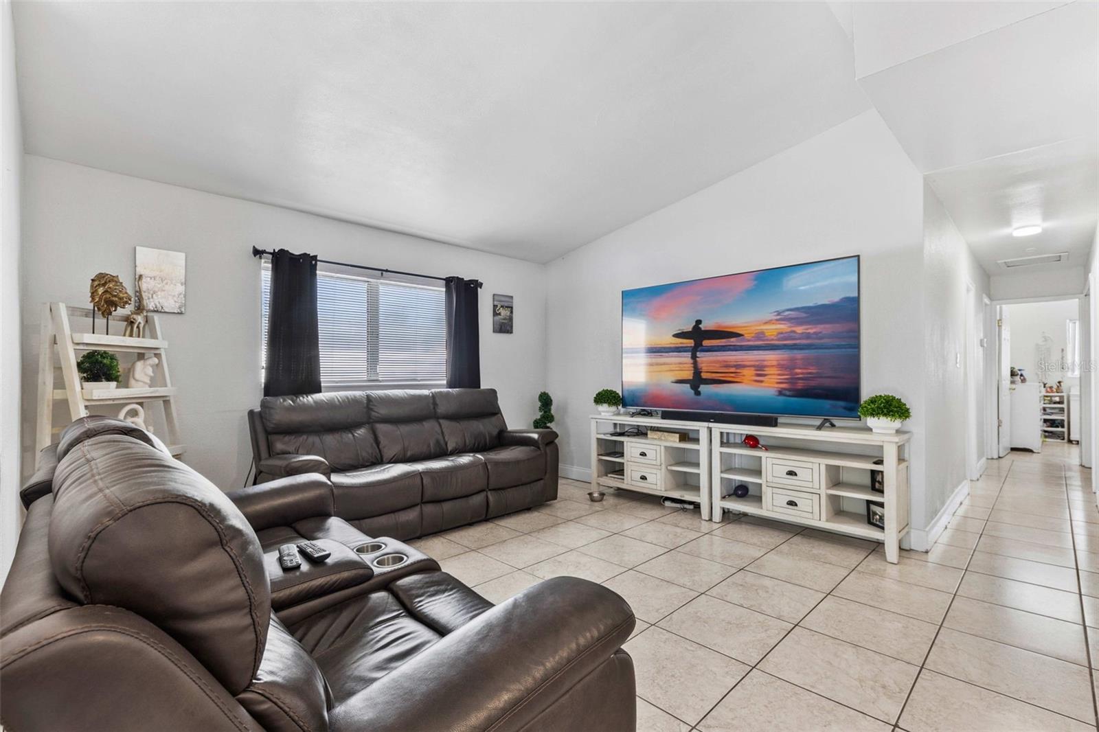 1042 W HILLCREST DRIVE