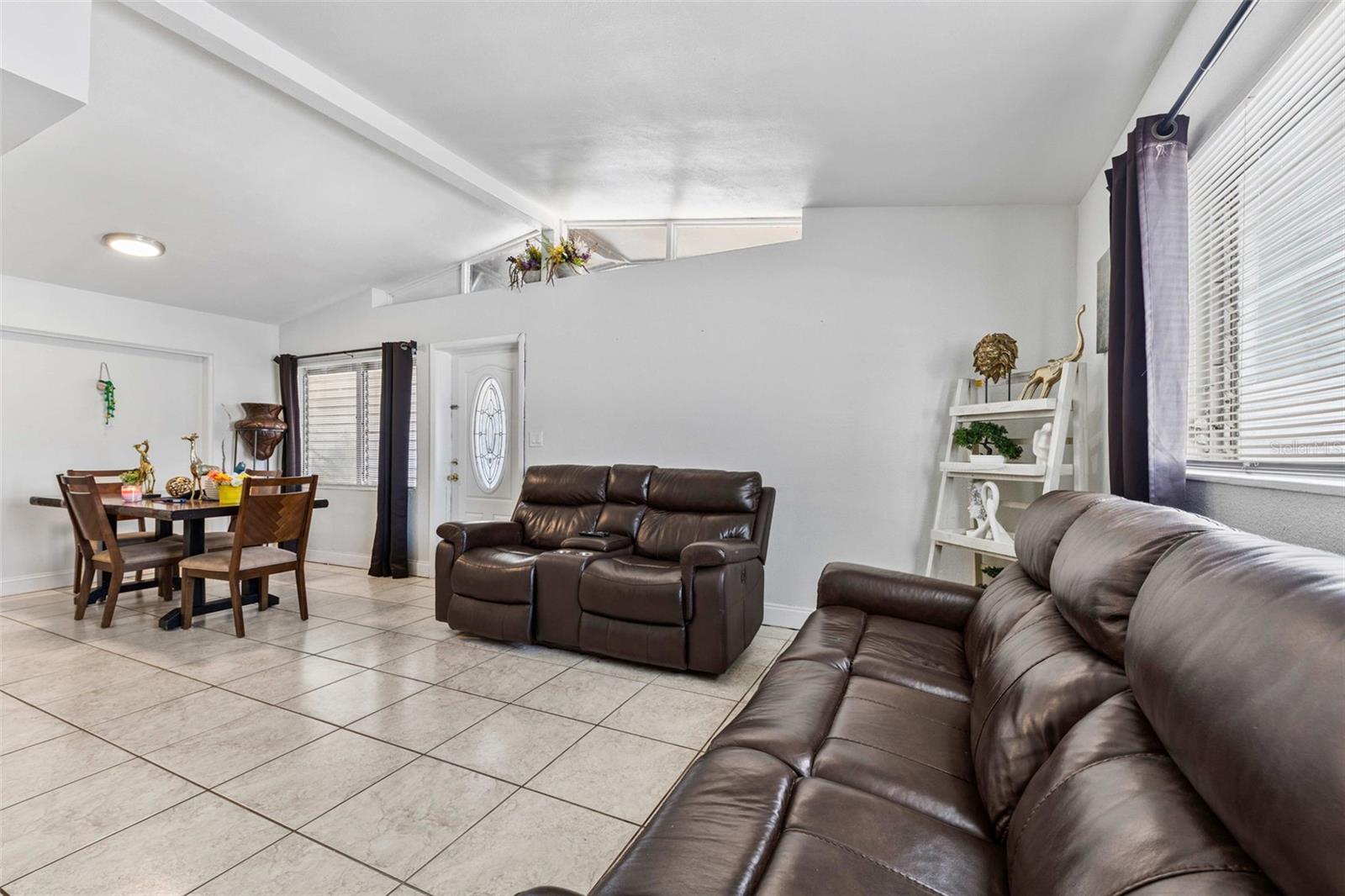 1042 W HILLCREST DRIVE