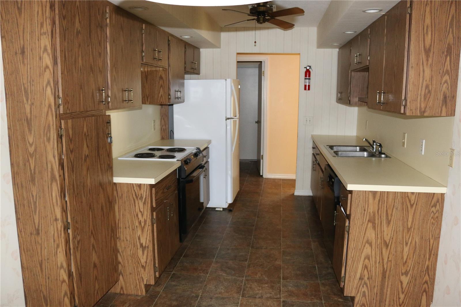 RAINBOW SPGS COUNTRY CLUB ESTATE - Residential Lease