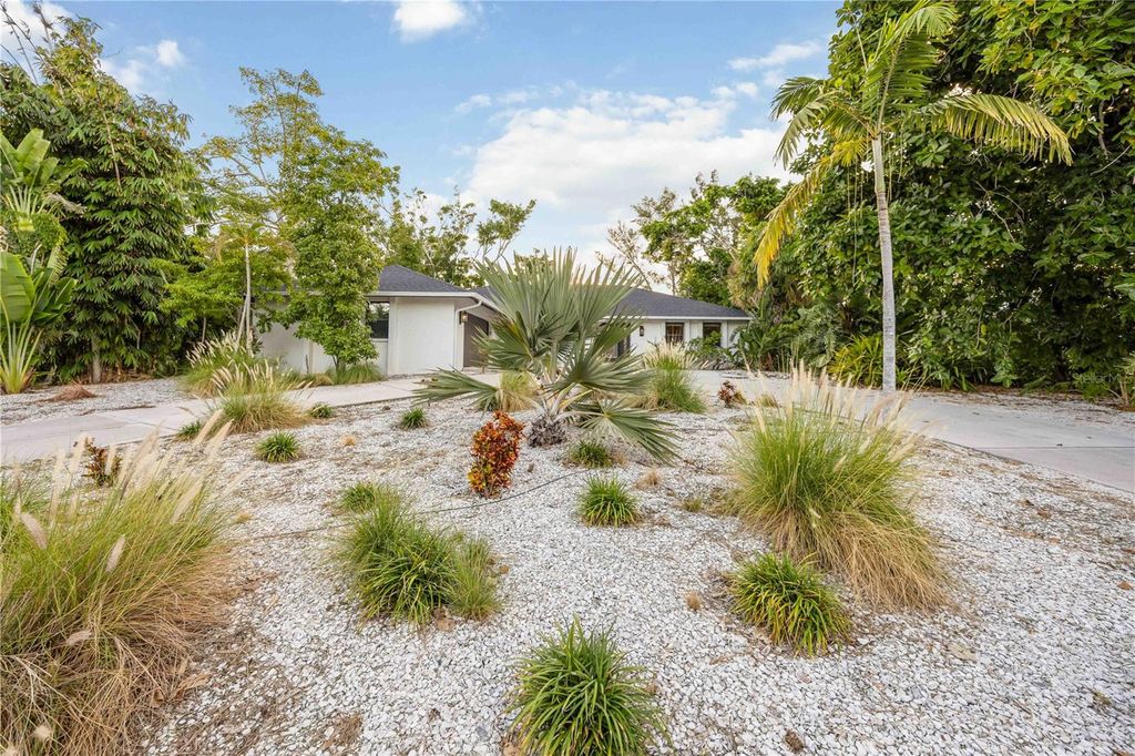 Photo of 635 Tropical Circle, Sarasota, FL 34242 (MLS # A4668594)