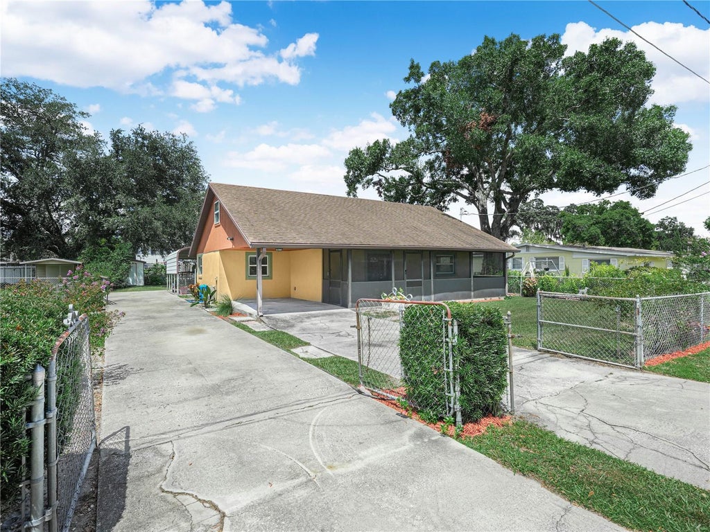 Photo of 1213 Cherokee Drive, Kissimmee, FL 34744 (MLS # K4903584)