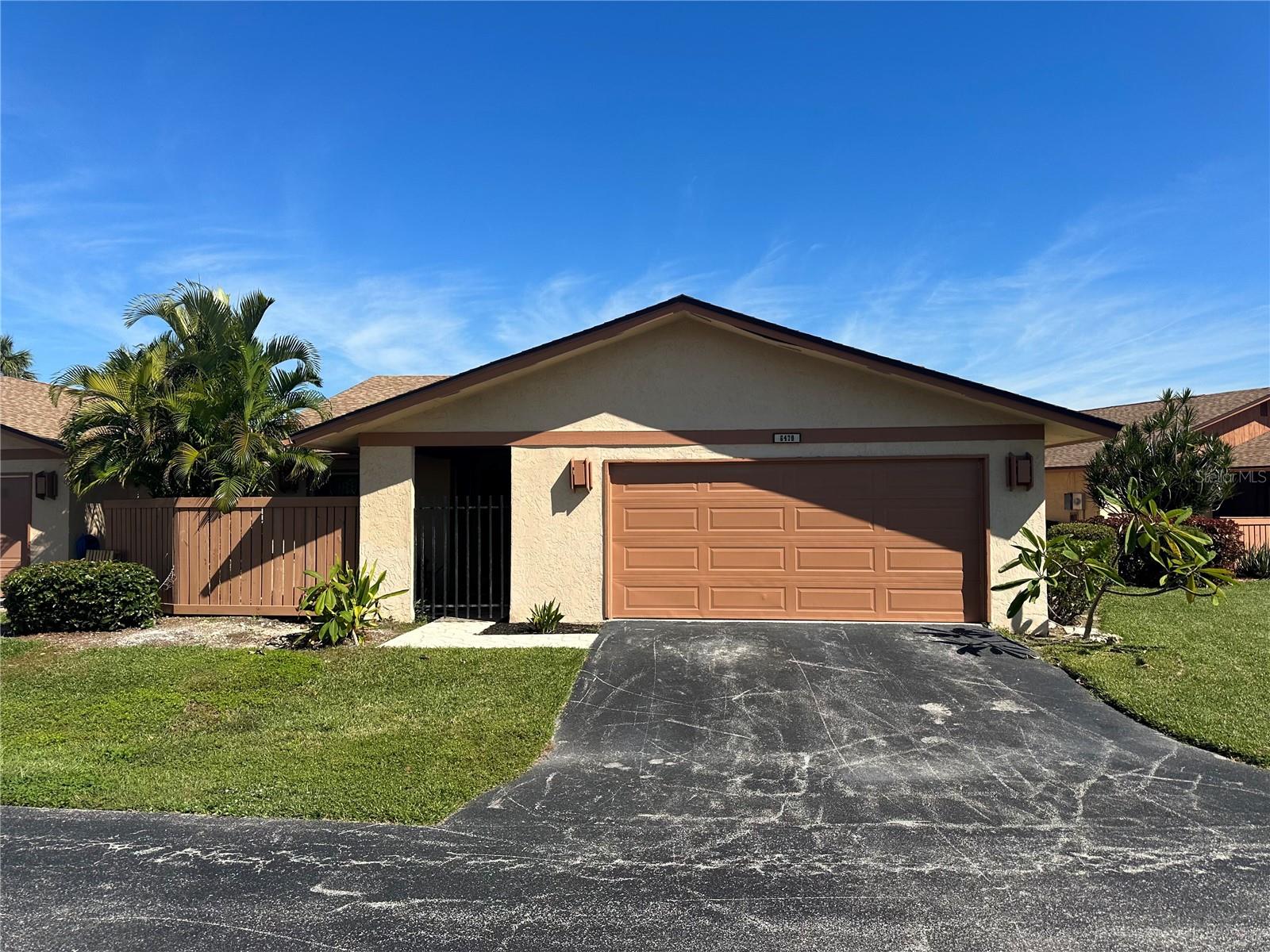 Move-In Ready! This single family villa features 3 bedrooms and two baths, a large living and dining area, eat in kitchen with pantry, and large two car garage. All appliances are included. The large primary bedroom features a private bath and a walk-in closet. Royal Woods is an established community with a great location and easy access to beaches, hospitals and shopping.