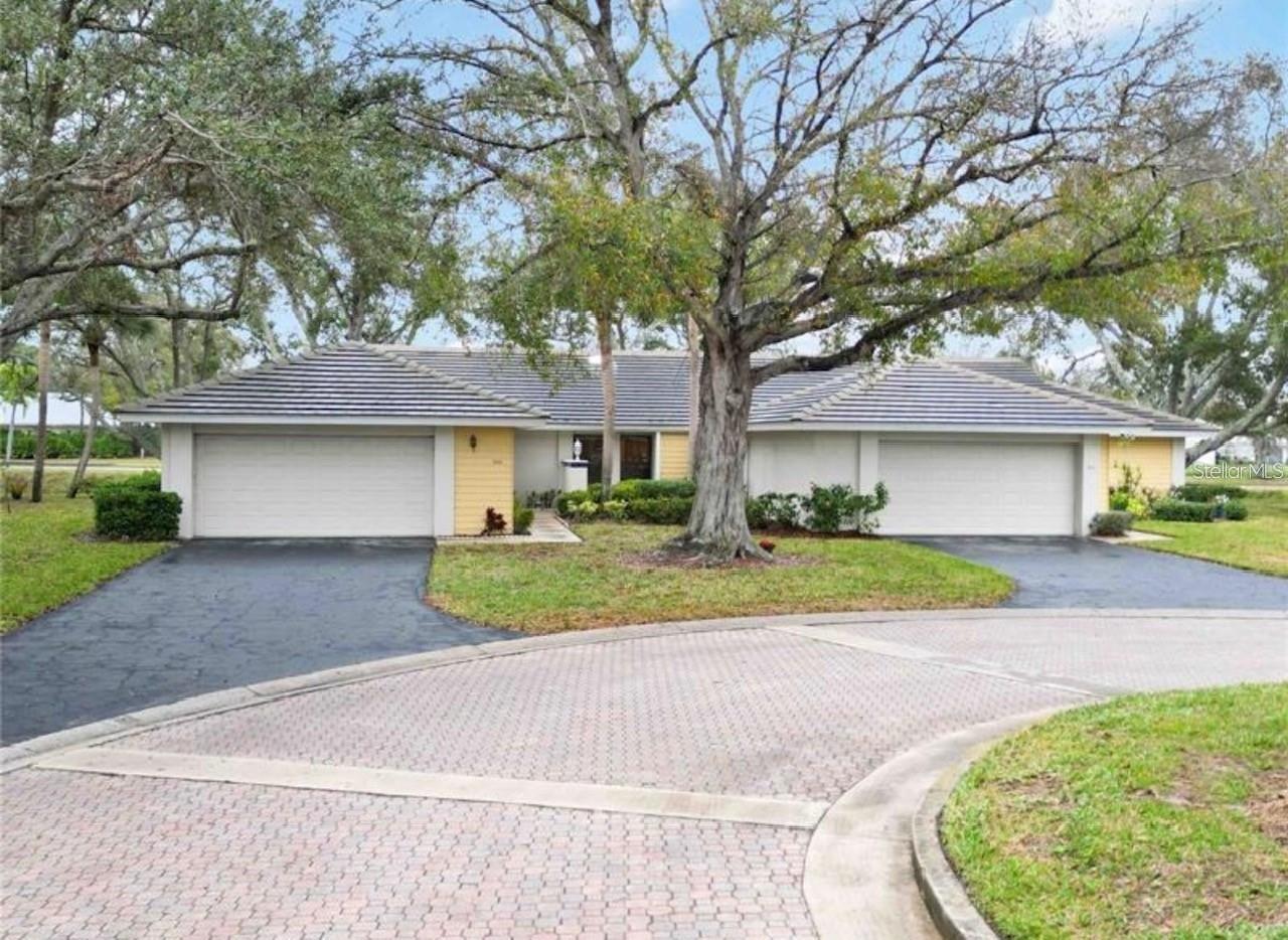 Beautifully renovated villa in Plantation community. The layout is thoughtful and the high ceilings and air conditioned Florida Room add wow factor. You will be very pleased in this exquisitely manicured community lined with Palm Tree streets. Amenities include tennis courts and community pool. Act fast
