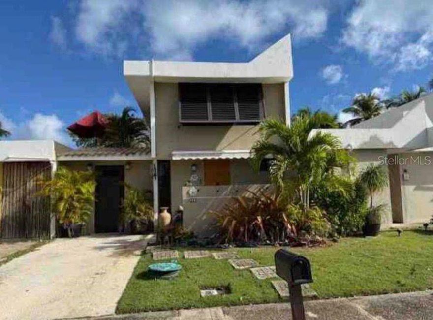 Residential property with a lot size of 161 m².
The property features 2 bedrooms and 2 bathrooms, along with a living room, dining room, and kitchen.
It offers a total of 1,206 square feet of Gross Living Area (GLA).
