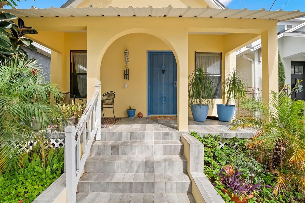 Photo of 2339 W Walnut Street, Tampa, FL 33607 (MLS # TB8486872)