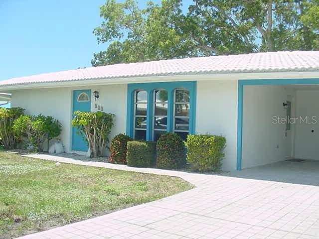 Open and spacious two bedroom two bath detached Villa available for seasonal or annual rental, located in Circlewood's of Venice, a friendly community with many activities to join in if you wish. close to all shopping, doctors, hospitals and highways. Five minutes to Manasota Beach, fifteen minutes to Venice Beach and beautiful downtown Venice with many restaurants, theater and many activities to join in. Available July 30, 2025 through November 1, 2025 for rental minimum three months $1800.00 each month plus one month security required . Turnkey furnished. no smoking .