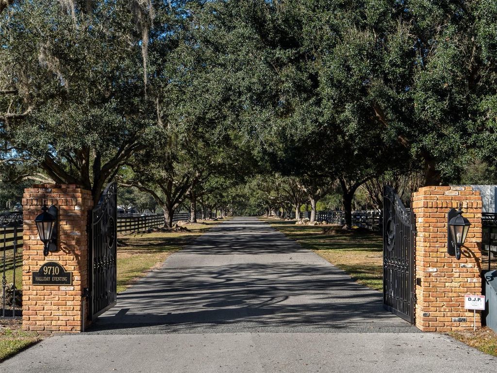 Photo of 9710 NW 160th Avenue, Morriston, FL 32668 (MLS # OM714938)