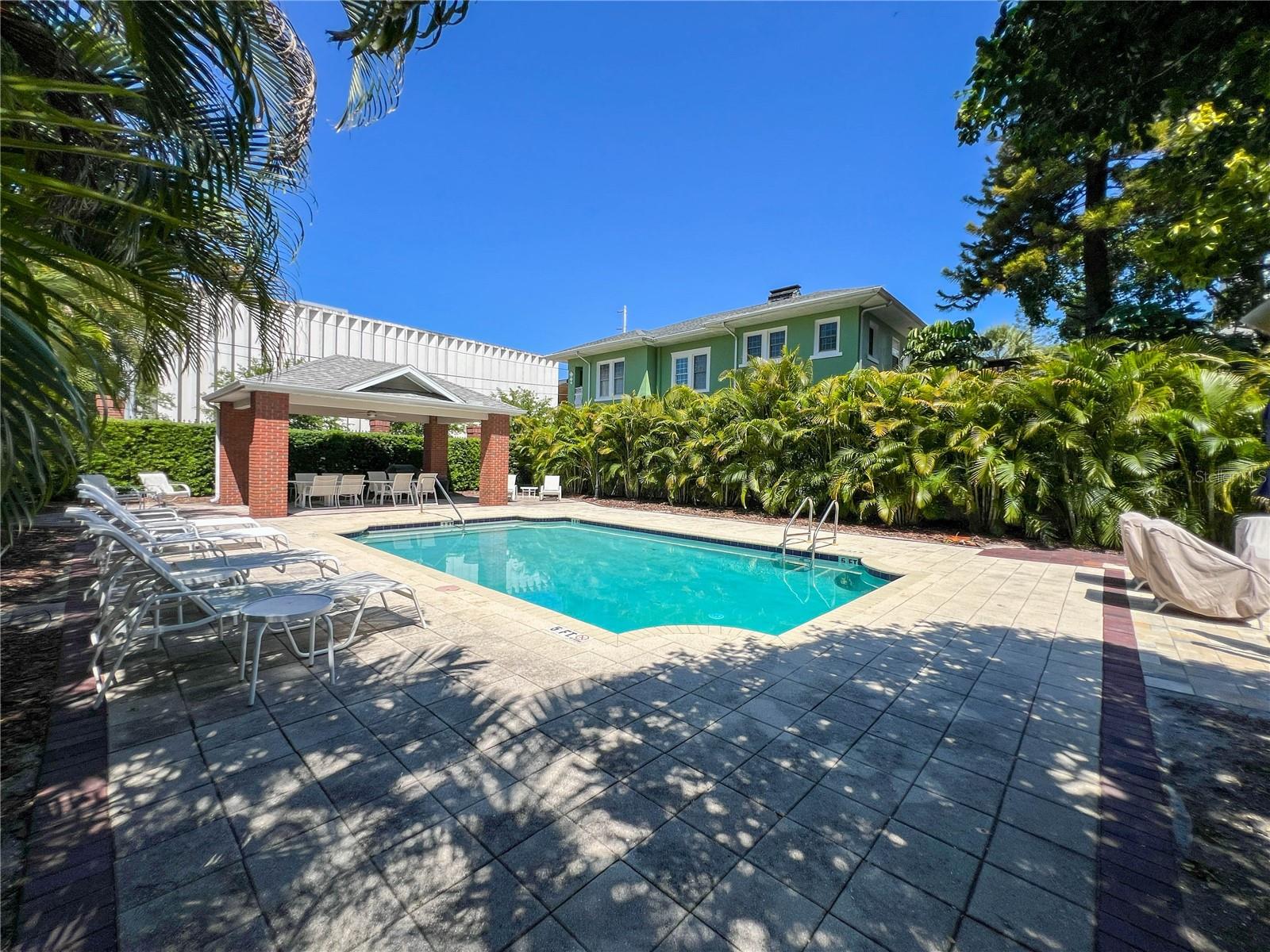 HUNTINGTON TWNHMS THE - Residential