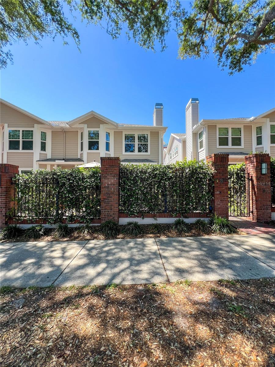 HUNTINGTON TWNHMS THE - Residential