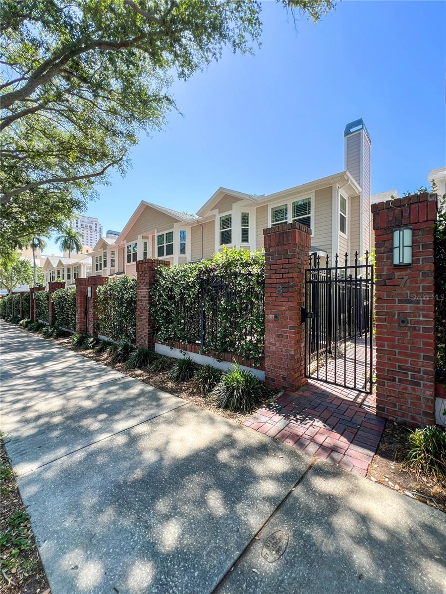 HUNTINGTON TWNHMS THE - Residential