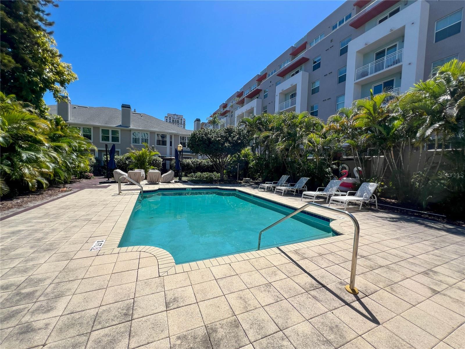 HUNTINGTON TWNHMS THE - Residential