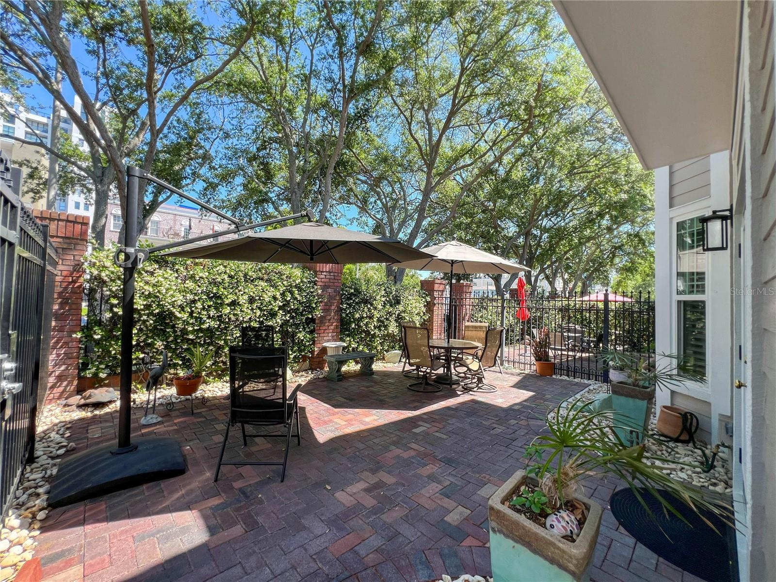 HUNTINGTON TWNHMS THE - Residential