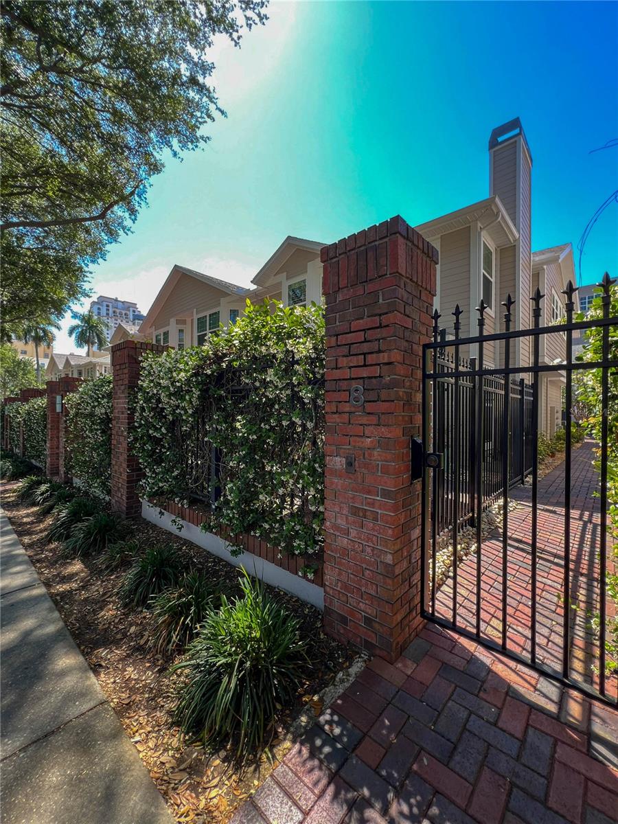 HUNTINGTON TWNHMS THE - Residential