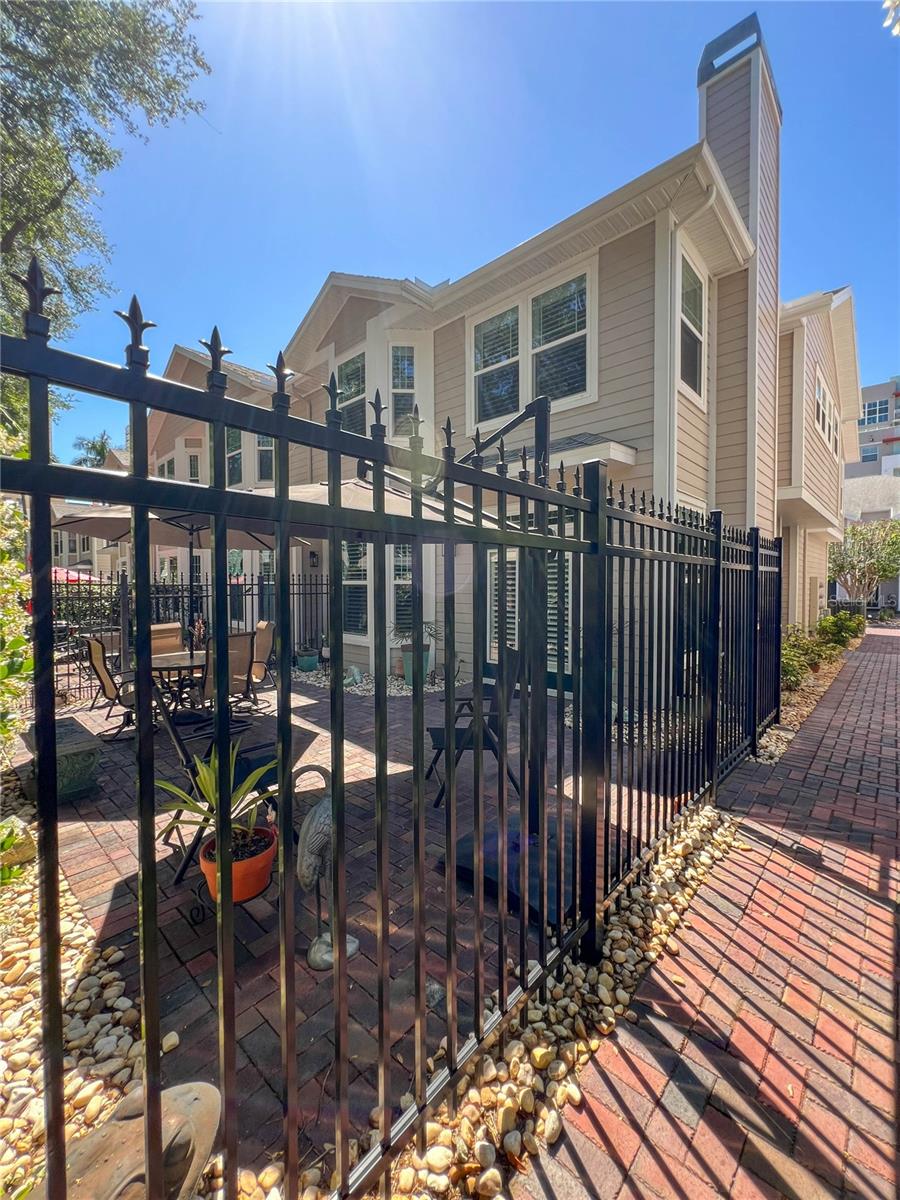 HUNTINGTON TWNHMS THE - Residential