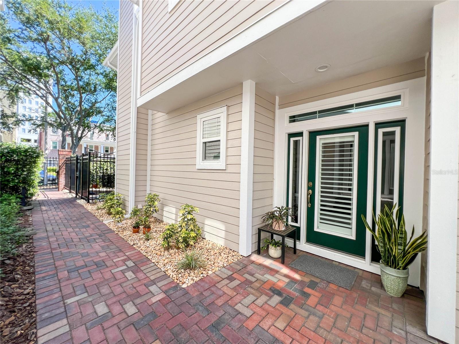 HUNTINGTON TWNHMS THE - Residential